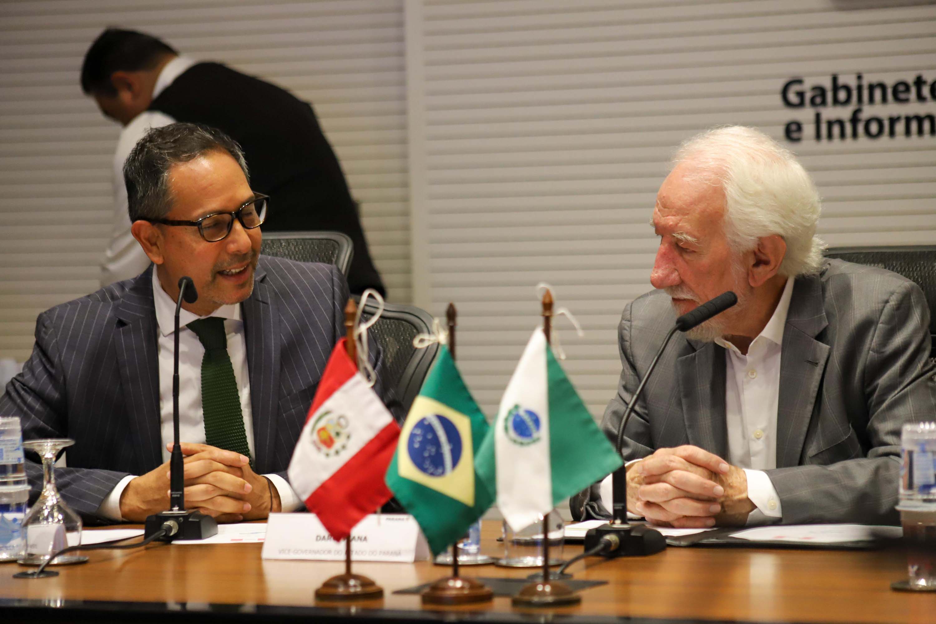 Vice-governador Darci Piana apresenta Caminhos do Peabiru ao embaixador do Peru